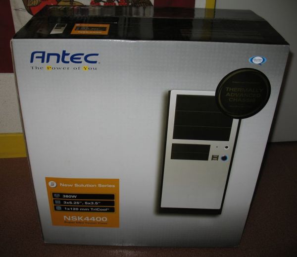 Antec NSK 4400 : la boîte