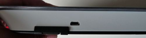 Logitech K800 : port micro-USB
