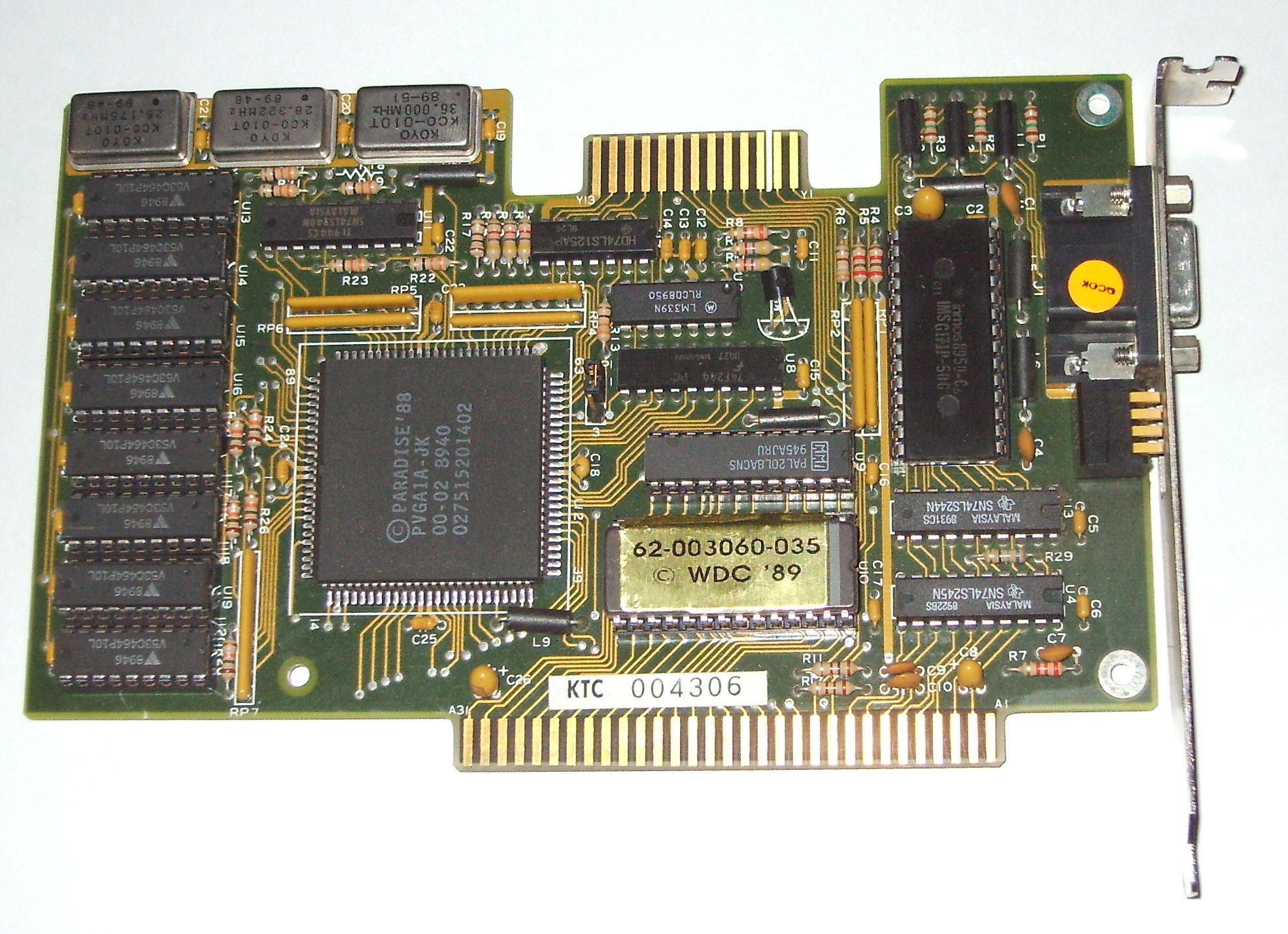 Une carte graphique de la fin des années 80, avec sur la gauche ses 8 puces de RAM