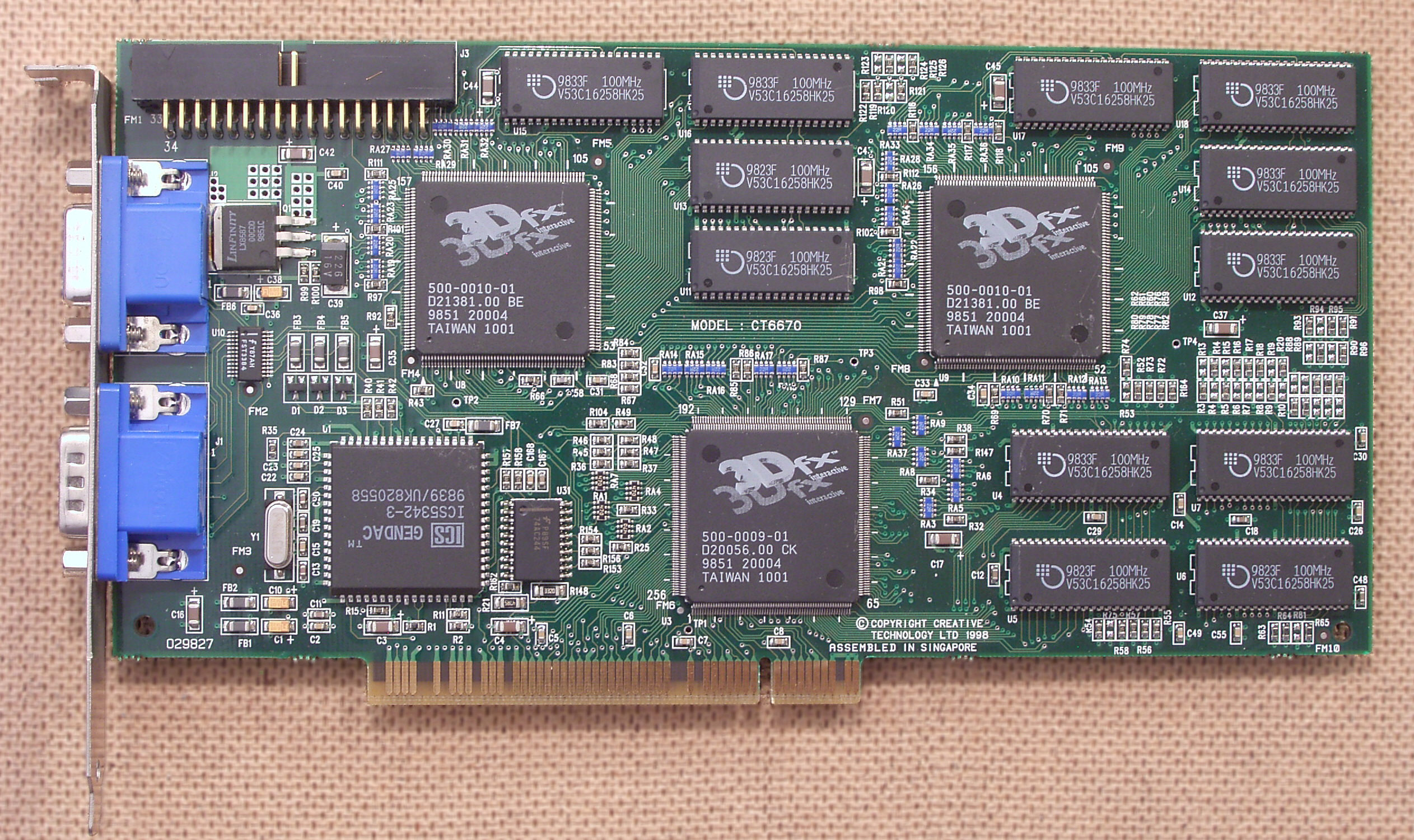 Une carte 3dfx Voodoo 2, avec 4 Mo de framebuffer (en bas à droite) et 2x4 Mo de mémoire dédiée aux textures (en haut à droite et au milieu)