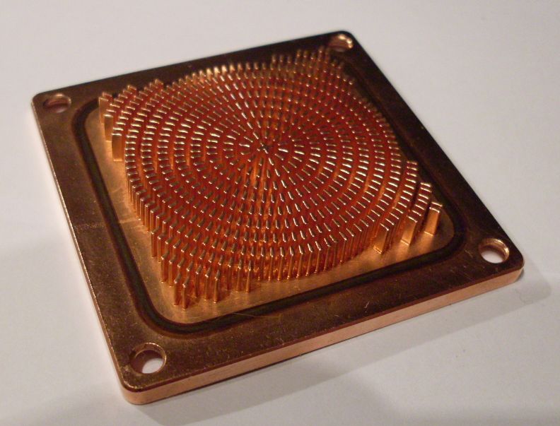 L’intérieur d’un waterblock, avec sa surface très découpée pour maximiser l’échange de chaleur