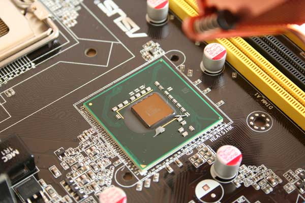 Un Northbridge Intel P35, entre la RAM et le socket CPU