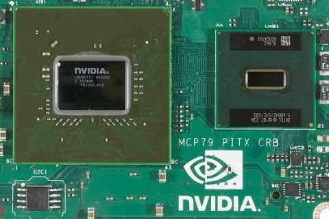 À gauche, le chipset tout-en-un nVidia 9400M, à droite un petit Atom…