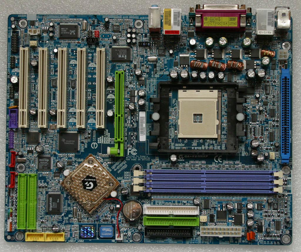Une carte mère nForce 3, avec son chipset à une seule puce en bas à gauche
