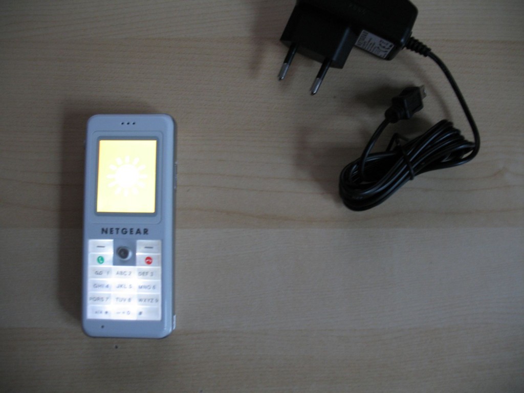 Le téléphone et son adaptateur secteur