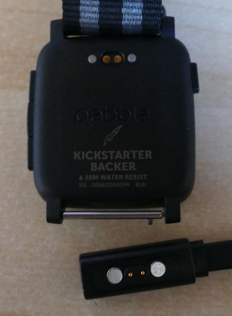 Pebble Time : le connecteur et la fiche de recharge
