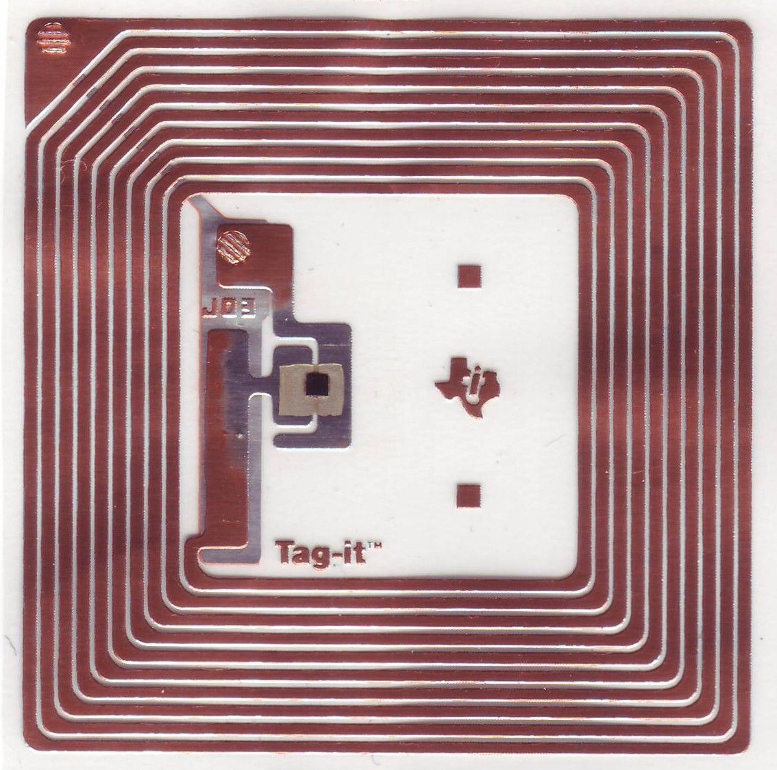 Un tag RFID, avec sa bobine/antenne tout autour et la puce radio au centre