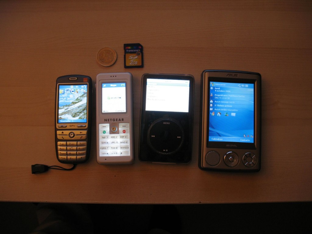 De gauche à droite : SPV C600, SPH101, iPod 5G et Asus MyPAL A636