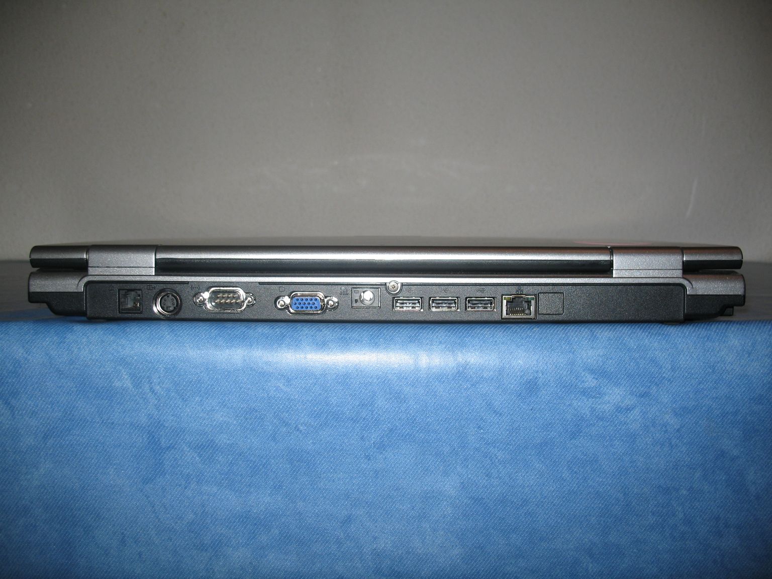 Toshiba Tecra A8 : tranche arrière