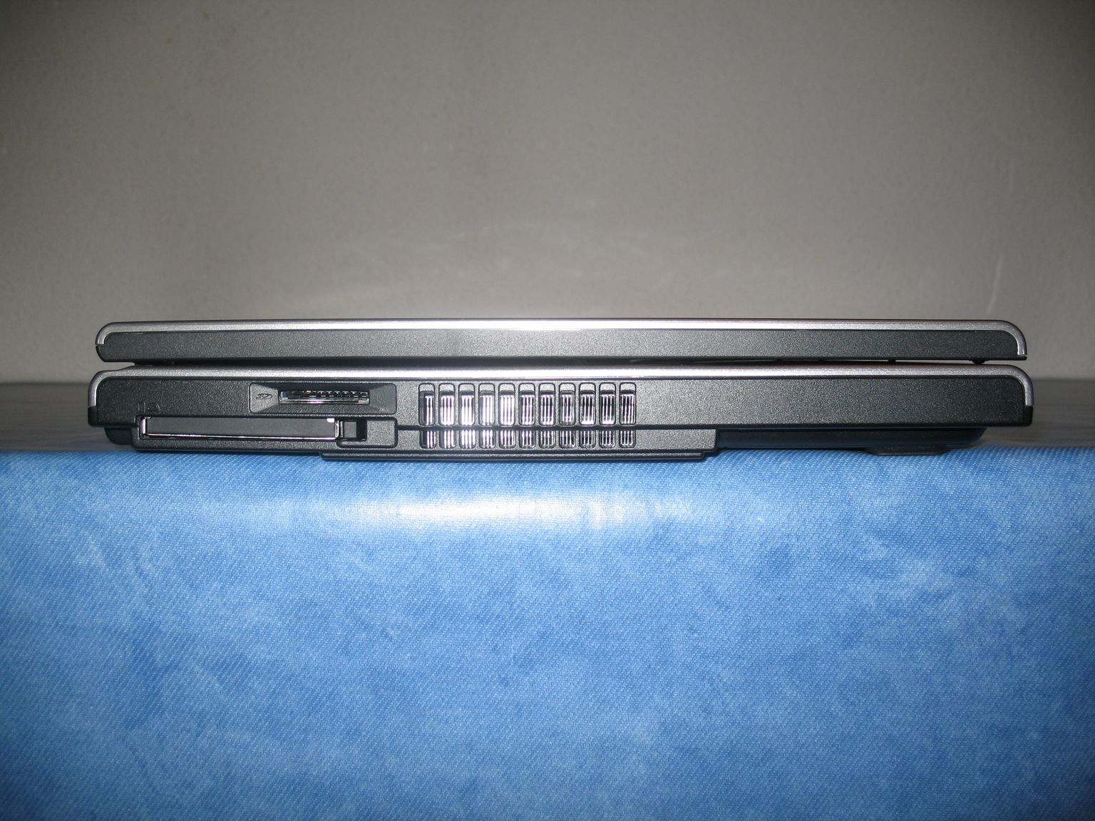Toshiba Tecra A8 : tranche gauche