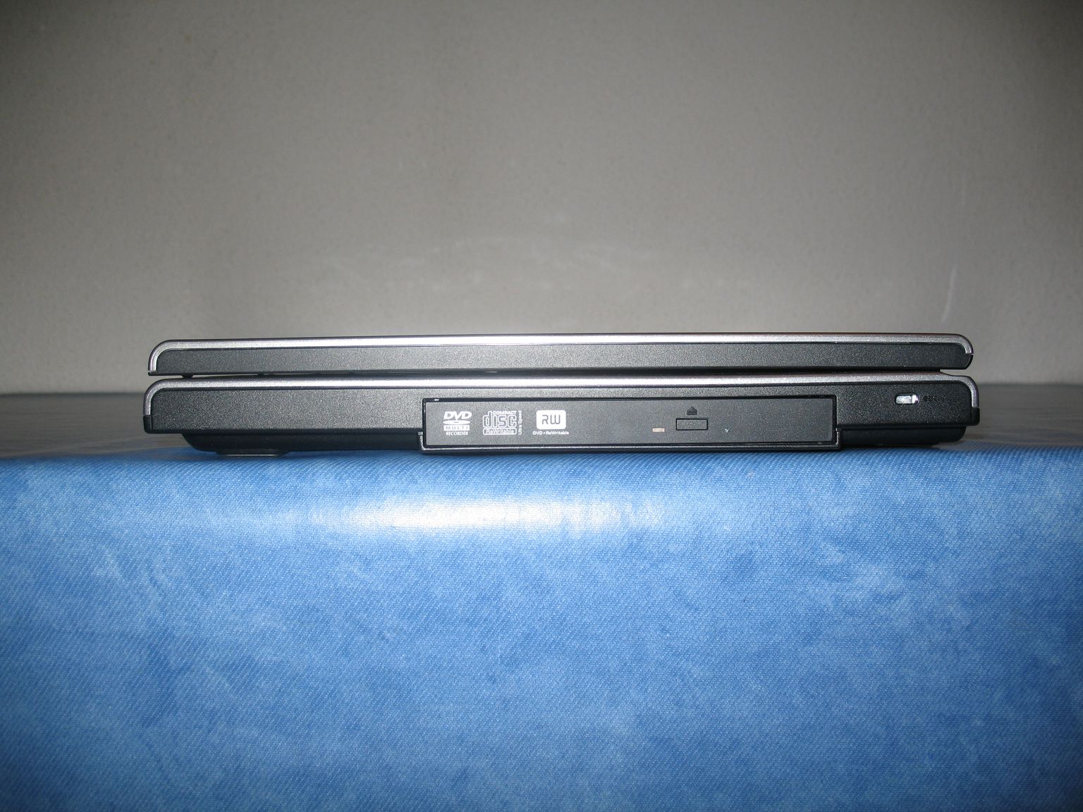 Toshiba Tecra A8 : tranche droite